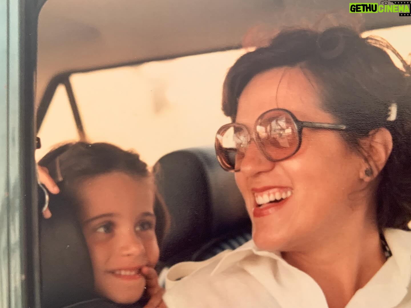 Dalila Carmo Instagram - Olhares de mim para ti. Olhares de espanto, de surpresa, de cuidados, de novidade. Sou e serei sempre plateia da pessoa que me mostrou como ver o mundo de todas as cores. É da minha mãe, a liberdade. Happy birthday Mum🤍✨🤍