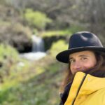 Dalila Carmo Instagram – Encontrei o Lugar. Já faço um bocadinho parte dele agora, mas quando não estou por perto, a imagem do vale que serpenteia traz-me de volta ao meu lugar de sossego. O sossego possível neste ruído ensurdecedor em que vivemos agora e que parece não dar tréguas. O sossego onde se desligam botões para não haver interferências com os que ficam ligados. O lugar onde o mundo se cala um bocadinho. Eu, inclusive.
Bom fim‑de‑semana e amanhã não se esqueçam de votar✔️🤍