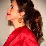 Dalila Carmo Instagram - Mais um aniversário da @tvioficial e resumindo, foi assim o figurino, com os brincos da incontornável @elements_7580 , a make up da @cristinagomes.makeup e os cabelos da super Madalena, @madmoisellehairstylist @griffehairstyle #tvi #carrelosquad 📸 @joaopaulo____________