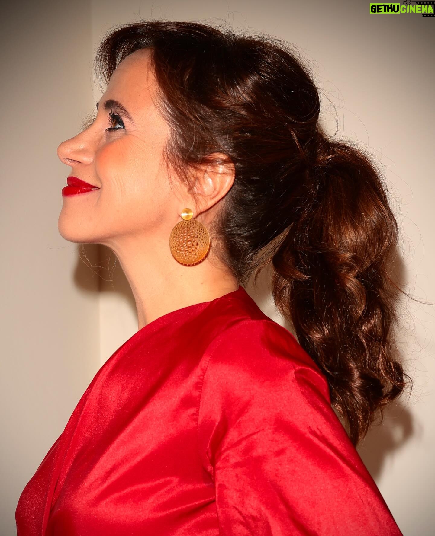 Dalila Carmo Instagram - Mais um aniversário da @tvioficial e resumindo, foi assim o figurino, com os brincos da incontornável @elements_7580 , a make up da @cristinagomes.makeup e os cabelos da super Madalena, @madmoisellehairstylist @griffehairstyle #tvi #carrelosquad 📸 @joaopaulo____________
