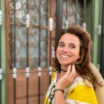 Dalila Carmo Instagram – Perguntam-me mtas vezes se sou feliz. Se sou realizada. É verdade que não fiz os filmes dos meus sonhos. Nem trabalhei com as pessoas que mais queria. Mas tb é verdade que com o tempo, ganhamos maturidade para perceber a quantidade de maravilhas que a vida nos trouxe, ao invés de olharmos para o que não tivemos. Aprender a mudar o ângulo de visão é a maior das conquistas. Sou uma sortuda por poder fazer o que gosto, sem nunca ter tido a necessidade ( e a vontade) de instrumentalizar as minhas relações. Sou uma sortuda por poder “viver” entre cada trabalho e ter a oportunidade de andar a ver e a beber do mundo. Sou uma sortuda pelas pessoas que reuni à minha volta durante a minha vida ( haverá sempre alguns erros de casting), e que me elevam dois degraus de sabedoria em vez de dois degraus de outra coisa qualquer. Sou uma sortuda pela amplitude do retorno afectivo que recebo de tanta gente que não conheço pessoalmente, e que não vive refém de preconceitos. Sou uma sortuda por ter saúde ( e por andar sempre atenta a ela) e por ter tanta gente perto qd a corda balança. Sou uma sortuda por ouvir sempre as palavras certas, no momento em que preciso delas. Sou uma sortuda por nunca me sentir sozinha e só por isso poder ter a oportunidade de estar sozinha. Sou uma sortuda por ter entendido que o nosso trabalho, é só mais um trabalho. Que o sucesso é sermos felizes na nossa intimidade e podermos manter a integridade intacta. Sem a necessidade de provar porra nenhuma.
A vida pode-se perder nos labirintos da ambição e da vaidade.
Sou uma sortuda. Obrigada🤍✨