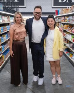 Damaris Phillips Instagram - Who’s watching this week’s all new #grocerygames on @foodnetwork at 9 pm! Tonight @guyfieri invites four DDD chefs with #vegan joints to compete in Flavortown Market. First, they must make their vegan best seller using only nine pounds of groceries to make four servings. Then, they’ll serve up a meat-free steakhouse dinner using the combination of beefed-up produce and meat substitutes that Hunter hands out at the deli. The winner gets to shop the market for a whole lot of green stuff up to $20,000!