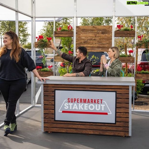 Damaris Phillips Instagram - Tune in tonight, May 15th at 9pm on @foodnetwork for an all new #supermarketstakeout @guarnaschelli tasks four determined chefs to stake out and dish up a continental breakfast and the final two chefs must keep their cool and keep it creamy to walk away a winner!