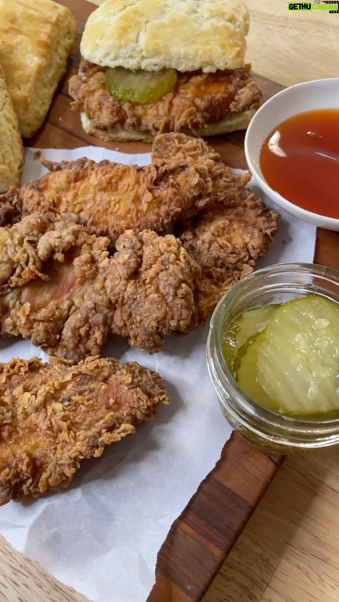 Damaris Phillips Instagram - The last supper of the season this week’s menu is a celebration of a classic Kentucky Sunday supper!!!! Buttermilk Fried Chicken with hot honey sauce and Bluegrass pickles Buttery Drop Biscuits Mac & Cheese Mashed Potatoes and Gravy Creamy Cole Slaw Nana Ree’s Banana Pudding Link in bio and story to order!