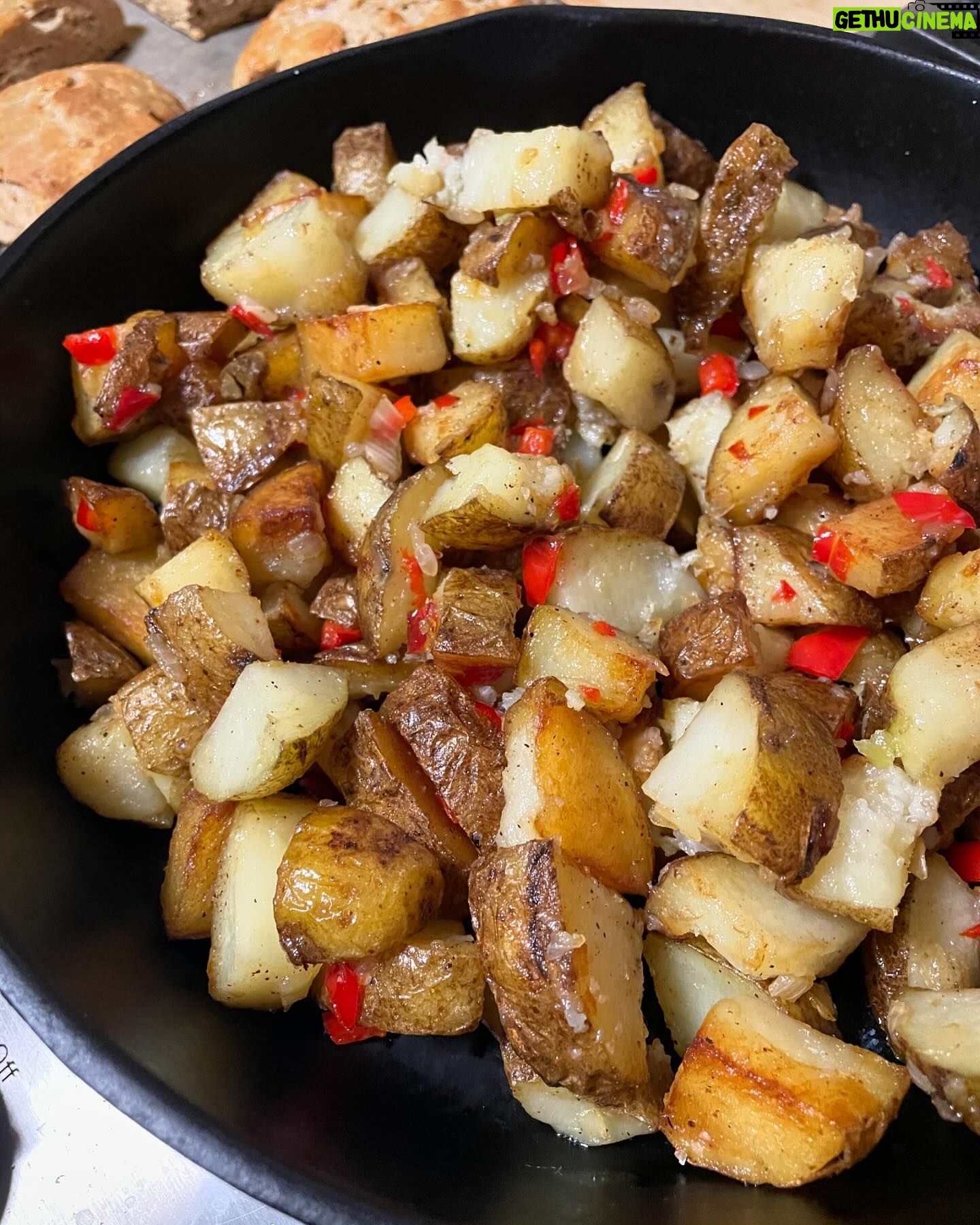 Damaris Phillips Instagram - For us it’s biscuits, pepper gravy, home fries, scrambled eggs, and coffee! We pile it all up and gravy goes on top!!!! Growing up there was also crispy bacon. What’s your brunch tradition?