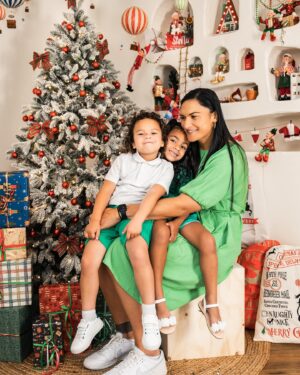Dame Valerie Adams Instagram - Ofa ke mou ma’u ha Kilisimasi fiefia mei hoku ki’i famili kiate kimoutolu. Ofa Atu🫶 👩‍👧‍👦🎄🤞🏾.

📸- @doolee.studio