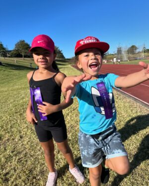 Dame Valerie Adams Instagram - 1- Tava throwing out of the circle for the first time 🥹🥰
2- Kimoana screaming at her aunty @maddi.hjones for water half way through her race 🤣. 
3/4- ribbons collected today🩵

Proud of you both my babies and thank you aunties 🙌🏽🥰

#athleticsday #trackmoms #fun #throws #clubnight #pakurangaathletics