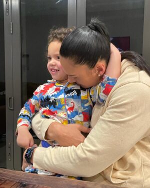 Dame Valerie Adams Instagram - In the past day, Tava's blood sugar levels have been an absolute nightmare, but such is the everyday reality of being a mother to a child with Type 1 Diabetes 💙. However, tonight, my boy came in for a cuddle, almost as if he sensed that his mama desperately needed it.🫶🙏🏽 

📸 @sarah_pxxo 

#gotyouson #t1dwarrior #t1dmama #t1dawareness #mumson #pancreasiselo #love #moments