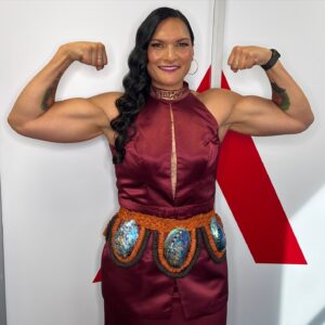 Dame Valerie Adams Instagram - Guns out, mum’s out 😜💄💪🏽 #halbergs #glam #leshgooo

💃🏻 @bous_fashion 
💄 @serenity_makeup
