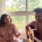 Damini Bhatla Instagram – few songs need to be trending more and this one’s a classic. we had fun filming this. we initially recorded it on the DAW and tried to mime for the video. we didn’t feel it right. so here’s a live acoustic version. i hope you will like it. 

Original Song Credits 
Album : Meraj-E-Ghazal
Singer : Asha Bhosle
Lyricist : Shabih Abbas
Music Director : Ghulam Ali

( acoustic cover, guitar cover, live recording, ghazal, trending audio, insta music )