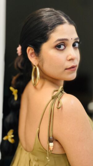 Damini Bhatla Instagram - Another day, Another GRWM but definitely not an another ordinary gig. It’s the ‘Celebration of Telugu Indie’ at @ext.hyd , a venue which has its sanctity for producing the best shows in the city. 

So I had to put in some extra work into the preparation. I had to look special. Roped in a professional MUAH @silpa.vennelakanti to create this beautiful, feminine look. 

Last night, I was super proud of the songwriter in me. People watched the whole 1 hour indie set and appreciated my music. They said - ‘your music is a vibe’. 

I shall put in more work into this craft, present my art well and get vulnerable on stage. So stick around. 

Thank you @baidurjyabanerjee @r0hite @sruthihasinimusic @franklin_paull @irsvarun @ashkingak for the support. 

Keep doing this more often @hemender_reddy @supriamancherla guys! 

Cannot wait for the after gig pictures and the show reel @clickingitreal 

Tags - [Indie music, GRWM, Glam, Concerts, Hyderabad, Damini Bhatla]