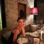 Damla Colbay Instagram - bu fotograflarim az kalsin 2023 yilinda mahsur kaliyomus 😡😡😡