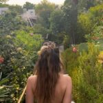 Damla Colbay Instagram – yuzuyorum sakiz cigniyorum gunesleniyorum 🫧