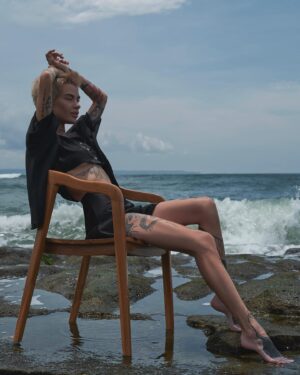 Dana Sokolova Instagram - Гулять со мной это: подожди, давай ещё посидим 💔
Photo-guru @volodinatasha 
Suits @aeffectionbrand