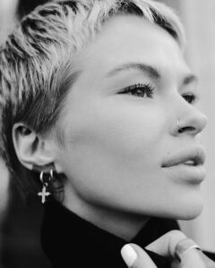 Dana Sokolova Instagram - Гуляли по центру Москвы, свернули в Париж 💔
