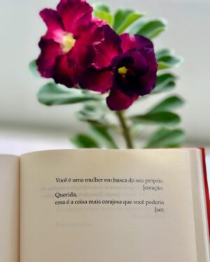 Dandara Albuquerque Instagram - Tenho aprendido a fazer as pazes com o medo
me permitido dançar com ele
ao som da música que a vida vem soprando 
em meus ouvidos
aceito o convite
e talvez esse seja o meu significado de
CORagem

Tenho buscado trilhar caminhos
até então desconhecidos
já não faz mais sentido 
as versões de outrora
conectada com o aqui e agora
vou fluindo como um rio 
que apesar dos obstáculos 
está destinado a desaguar no mar

Tenho ousado sonhar 
sonhar grande
desejar coisas que antes eram tão distantes 
e que cada vez mais perto
Desperto
e se der muito certo?

Digo sim ao universo 
peço
para que em sintonia 
com meu CorAção 
eu receba toda inspiração 
e encontre a alegria 
que existe 
em me pertencer
E na liberdade de 
apenas
SER