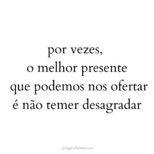 Dandara Albuquerque Instagram - Viver com presença 
Em essência 
Toda nossa autenticidade 
Seguindo nossos valores e propósito
Para ir construindo assim
Nosso caminho e felicidade 🌻