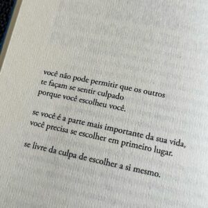 Dandara Albuquerque Instagram - Viver com presença 
Em essência 
Toda nossa autenticidade 
Seguindo nossos valores e propósito
Para ir construindo assim
Nosso caminho e felicidade 🌻