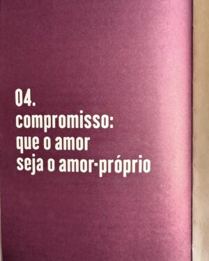 Dandara Albuquerque Instagram - “Quando vemos o amor como uma combinação de confiança, compromisso, cuidado, respeito e responsabilidade, podemos trabalhar para desenvolver essas qualidades ou, se elas já forem parte de quem somos, podemos aprender a estendê-las a nós mesmos.

Precisamos parar de igualar covardemente o amor- próprio a egoísmo ou egocentrismo. Amor-próprio é a base de nossa prática amorosa. Sem ele, nossos outros esforços amorosos falham. Ao dar amor a nós mesmos, concedemos ao nosso ser interior a oportunidade de ter o amor incondicional que talvez tenhamos sempre desejado receber de outra pessoa. 

Se você não se ama, não poderá amar mais ninguém. Não espere receber de outra pessoa o amor que você não dá a si mesma.” 🧡

Bell Hooks em “Tudo sobre o amor” 📙
