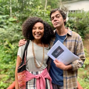 Dandara Albuquerque Instagram - Nota 10! Vivaaaa! ⭐️ 

Quando fui convidada para me juntar ao elenco de Cilada, me empolguei com a oportunidade de aprender a fazer humor com quem tem muito pra ensinar. E achei interessante a possibilidade de buscar um estado mais brincante para o meu trabalho e também para a minha vida.

Cilada faz a gente achar graça das situações do cotidiano. Nos reconhecemos nos personagens, lembramos de alguém, nos divertimos com a ficção e ao mesmo tempo pensamos: e se acontecesse comigo, qual seria minha reação?

Dizem que…
 “Rir (de si mesmo) é o melhor remédio”. 

Eu concordo! Nem que em alguns casos, seja rir de nervoso 🤪

#notadez #colunaplay #Play #oglobo #jornaloglobo #cilada #globoplay #cilananagloboplay