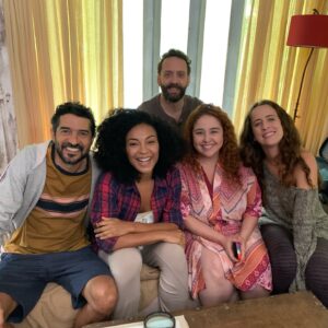 Dandara Albuquerque Instagram - Nota 10! Vivaaaa! ⭐️ 

Quando fui convidada para me juntar ao elenco de Cilada, me empolguei com a oportunidade de aprender a fazer humor com quem tem muito pra ensinar. E achei interessante a possibilidade de buscar um estado mais brincante para o meu trabalho e também para a minha vida.

Cilada faz a gente achar graça das situações do cotidiano. Nos reconhecemos nos personagens, lembramos de alguém, nos divertimos com a ficção e ao mesmo tempo pensamos: e se acontecesse comigo, qual seria minha reação?

Dizem que…
 “Rir (de si mesmo) é o melhor remédio”. 

Eu concordo! Nem que em alguns casos, seja rir de nervoso 🤪

#notadez #colunaplay #Play #oglobo #jornaloglobo #cilada #globoplay #cilananagloboplay