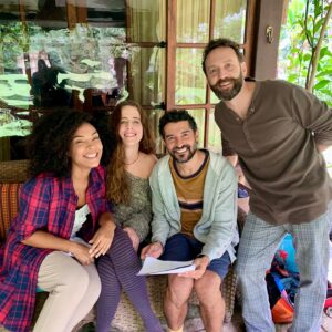 Dandara Albuquerque Instagram - Nota 10! Vivaaaa! ⭐️ 

Quando fui convidada para me juntar ao elenco de Cilada, me empolguei com a oportunidade de aprender a fazer humor com quem tem muito pra ensinar. E achei interessante a possibilidade de buscar um estado mais brincante para o meu trabalho e também para a minha vida.

Cilada faz a gente achar graça das situações do cotidiano. Nos reconhecemos nos personagens, lembramos de alguém, nos divertimos com a ficção e ao mesmo tempo pensamos: e se acontecesse comigo, qual seria minha reação?

Dizem que…
 “Rir (de si mesmo) é o melhor remédio”. 

Eu concordo! Nem que em alguns casos, seja rir de nervoso 🤪

#notadez #colunaplay #Play #oglobo #jornaloglobo #cilada #globoplay #cilananagloboplay