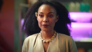 Dandara Albuquerque Instagram - Misteriosa, complexa, contraditória. Determinada. Imponente. Rigorosa. 
Com os outros, mas sobretudo com ela mesma. 

Uma mulher empoderada que se orgulha de suas raizes afro. Que desde cedo aprendeu que precisava lutar pra conquistar seu espaço. 

Sempre soube que para mulheres como ela não basta ter sorte. É preciso ser forte. 
As oportunidades são escassas 
e devem ser agarradas com… raça. 

Mulher negra que ocupa um lugar de liderança. 
Sobre erros, não há tolerância. 
É preciso correr contra o tempo. Dar conta, ser eficiente, suficiente, excelente, exaustivamente… 

Endureceu
Ao ponderar e prevalecer sempre a razão, onde será que esqueceu seu coração? É possível aprender com o passado e seguir mais inteira adiante? Sankofa! 

Essa é a jornada da minha personagem. 
Isabela Rocha, diretora da Prex, na série LUZ da @netflixbrasil 

Lembro de quando fui chamada para fazer meu primeiro teste. Dia 01/12/22. Até a aprovação, que só aconteceu em 15/2/23, foram muitas etapas. Após o SIM, uma mudança de cidade e 4 meses em Sp me dedicando intensamente a ela. 

E só tenho a dizer que valeu muito a pena. Desde o começo eu sentia que teria um tanto de coisas da minha vida para emprestar a ela. E outro tanto para aprender com ela também.

Me transformar em uma personagem assim  foi um oceano bonito e desafiador de se mergulhar. 

E eu espero que quando vocês assistirem LUZ, a história da Isabela ilumine e toque o coração de vocês, assim como tocou o meu ❤️

E vc? Já assistiu a série? Aproveita pra me contar aqui nos comentários o que vocês acharam da Isabela? Vou adorar saber! 👇🏾