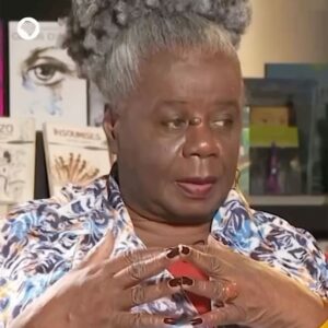 Dandara Albuquerque Instagram - “E eu não sou uma mulher?”

Em 1851, Sojourner Truth fez um discurso 
como uma intervenção na Women’s Rights Convention em Akron, Ohio, Estados Unidos. 

Na ocasião, um grupo de homens discutiam sobre os direitos da mulher. Sojourner se levantou para falar após ouvir nessa reunião que mulheres não deveriam ter os mesmos direitos que os homens, porque seriam frágeis, intelectualmente débeis, entre outras discriminações. 

Além do machismo, ela também pontuou a diferença de tratamento dada para mulheres brancas e mulheres negras.

“E eu não sou uma mulher? “

Inspirada pela provocação feita por Sojourner Truth em seu discurso,  nesse #8M , Dia Internacional da Mulher, deixo aqui reflexões que considero importantes para a data, na voz potente de algumas das mulheres que são referências para mim. Pois infelizmente, algumas das questões levantadas em 1851 se perpetuam e atravessam mulheres negras até hoje. 

Que sejamos cada dia mais…
Reconhecidas por nossas subjetividades, respeitadas em nossos direitos e acolhidas em nossas humanidades.

*pra quem quiser ler o discurso completo, o link está nos stories. 

Fonte: Portal Geledes