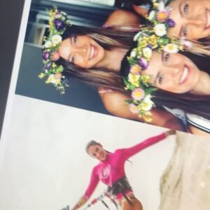 Dani Gondim Instagram - Dia de PRISCILLA 
Minha melhor amiga, 
nossa amizade já é maior de idade 
e que privilégio dela ter você para 
celebrar esse tempo todo de amor. 
Que sorte a minha ter você, 
Pri; inteligente, doce, atenciosa. 
O ser que sempre tenta enxergar o 
lado bom de todo mundo e encontrar 
porquês nas adversidades. 
Quem dera o mundo tivesse mais Pri’s.
Aprendo tanto com você. 
É raro encontrar alguém que 
dê tantas chances ao outro. 
Você nunca dá ponto final sem ouvir, 
acolher e lutar para que sejamos 
uma melhor versão de nós mesmos. 
Minha doce Pucca de fé e esperança. 
Te amo infinitamente. 
Cada vez mais.
@pri_afio ♥