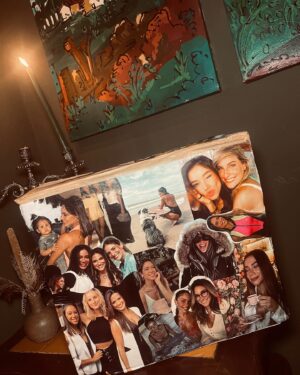 Dani Gondim Instagram - Dia de PRISCILLA 
Minha melhor amiga, 
nossa amizade já é maior de idade 
e que privilégio dela ter você para 
celebrar esse tempo todo de amor. 
Que sorte a minha ter você, 
Pri; inteligente, doce, atenciosa. 
O ser que sempre tenta enxergar o 
lado bom de todo mundo e encontrar 
porquês nas adversidades. 
Quem dera o mundo tivesse mais Pri’s.
Aprendo tanto com você. 
É raro encontrar alguém que 
dê tantas chances ao outro. 
Você nunca dá ponto final sem ouvir, 
acolher e lutar para que sejamos 
uma melhor versão de nós mesmos. 
Minha doce Pucca de fé e esperança. 
Te amo infinitamente. 
Cada vez mais.
@pri_afio ♥