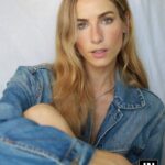 Dani Gondim Instagram - Além de ser reconhecida por seu talento como atriz e modelo internacional, a musa cearense Dani Gondim dará mais um importante passo em sua carreira se lançando como cantora. Ela assinou com a gravadora D&E Records para lançar um álbum, que deverá chegar ao público ainda este ano. O convite surgiu após a artista cearense compor e cantar, ao lado do músico Marcinho, “Nuvens de Chantilly”, faixa presente no curta-metragem “Nuvens de Chantilly”, com direção de Marcoz Gomez, no qual Dani também aparece atuando. “Cantar sempre foi um lugar de muita liberdade pra mim. Acho que por isso foi tão difícil pensar na música como uma profissão. Agora tenho que transformar essa sensação, que sempre foi de conforto, e colocar uma tensão profissional nela. Ainda estou descobrindo esse equilíbrio”, disse Dani Gondim em entrevista concedida à colunista e jornalista Mônica Bergamo. Finalista do reality culinário “Bake off Celebridades”, Dani está sempre engajada em projetos sociais e dando dicas em seu perfil sobre como ter uma vida mais sustentável. Além disso, é modelo desde os 12 anos e já desfilou para grandes marcas. A cearense começou a estudar teatro aos 8 anos. Mas foi em 2016 que ganhou destaque nacional ao dar vida à vilã da novela infantojuvenil “Carinha de anjo”, produto também da mesma emissora. Em seu currículo ainda constam algumas participações também na televisão, incluindo “Malhação”, em 2012, e em “Bom Sucesso”, em 2022, ambas da TV Globo. Em 2017, esteve em “Cúmplices de um resgate”, remake feito pelo SBT. Créditos: 📸Morena Lima (foto 1) e 📸Cadu Franco (foto2)
