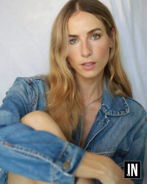 Dani Gondim Instagram - Além de ser reconhecida por seu talento como atriz e modelo internacional, a musa cearense Dani Gondim dará mais um importante passo em sua carreira se lançando como cantora. Ela assinou com a gravadora D&E Records para lançar um álbum, que deverá chegar ao público ainda este ano.

O convite surgiu após a artista cearense compor e cantar, ao lado do músico Marcinho, “Nuvens de Chantilly”, faixa presente no curta-metragem “Nuvens de Chantilly”, com direção de Marcoz Gomez, no qual Dani também aparece atuando.

“Cantar sempre foi um lugar de muita liberdade pra mim. Acho que por isso foi tão difícil pensar na música como uma profissão. Agora tenho que transformar essa sensação, que sempre foi de conforto, e colocar uma tensão profissional nela. Ainda estou descobrindo esse equilíbrio”, disse Dani Gondim em entrevista concedida à colunista e jornalista Mônica Bergamo.

Finalista do reality culinário “Bake off Celebridades”, Dani está sempre engajada em projetos sociais e dando dicas em seu perfil sobre como ter uma vida mais sustentável. Além disso, é modelo desde os 12 anos e já desfilou para grandes marcas.

A cearense começou a estudar teatro aos 8 anos. Mas foi em 2016 que ganhou destaque nacional ao dar vida à vilã da novela infantojuvenil “Carinha de anjo”, produto também da mesma emissora.

Em seu currículo ainda constam algumas participações também na televisão, incluindo “Malhação”, em 2012, e em “Bom Sucesso”, em 2022, ambas da TV Globo. Em 2017, esteve em “Cúmplices de um resgate”, remake feito pelo SBT.
Créditos: 📸Morena Lima (foto 1) e 📸Cadu Franco (foto2)