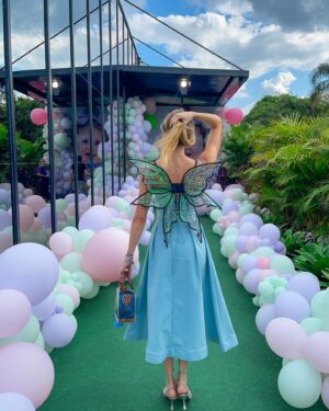Dani Gondim Instagram - Tu tu tu turuturu babyTube. Queridos, que dias intensos e emocionantes. Um presente estar com vocês celebrando a vida de Lua cercada de tanto cuidado em cada detalhe do evento. Foi impecável. Que a divindade continue abençoando sua família e iluminando seus passos ❤️ @eliezer @viihtube 

Ps: eu estou obcecada. Passo 90% do tempo cantando babytube e os outros 10% eu torço para alguém cantar e eu falar “ o meu nome é Nina, dinossaurinha “ 😂😂❤️❤️❤️

Gratidão @tauaresorts por nos receber tão bem

#babytube #mundosalua