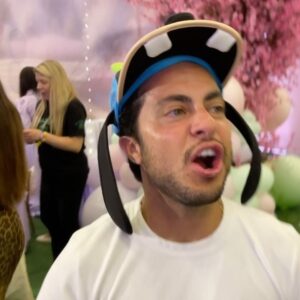 Dani Gondim Instagram - Tu tu tu turuturu babyTube. Queridos, que dias intensos e emocionantes. Um presente estar com vocês celebrando a vida de Lua cercada de tanto cuidado em cada detalhe do evento. Foi impecável. Que a divindade continue abençoando sua família e iluminando seus passos ❤️ @eliezer @viihtube 

Ps: eu estou obcecada. Passo 90% do tempo cantando babytube e os outros 10% eu torço para alguém cantar e eu falar “ o meu nome é Nina, dinossaurinha “ 😂😂❤️❤️❤️

Gratidão @tauaresorts por nos receber tão bem

#babytube #mundosalua