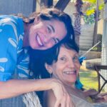 Dani Gondim Instagram - Mamãe sessentou e temos uma nova idosa na família !!!! Viva minha rainha mãe, minha mãe de livros, versos e poesia. minha mãe de prática e teoria. De acolhimento e sabedoria. Viva ela que me inspira e motiva. Eu te amo, mãezinha. Com todo o meu coração.