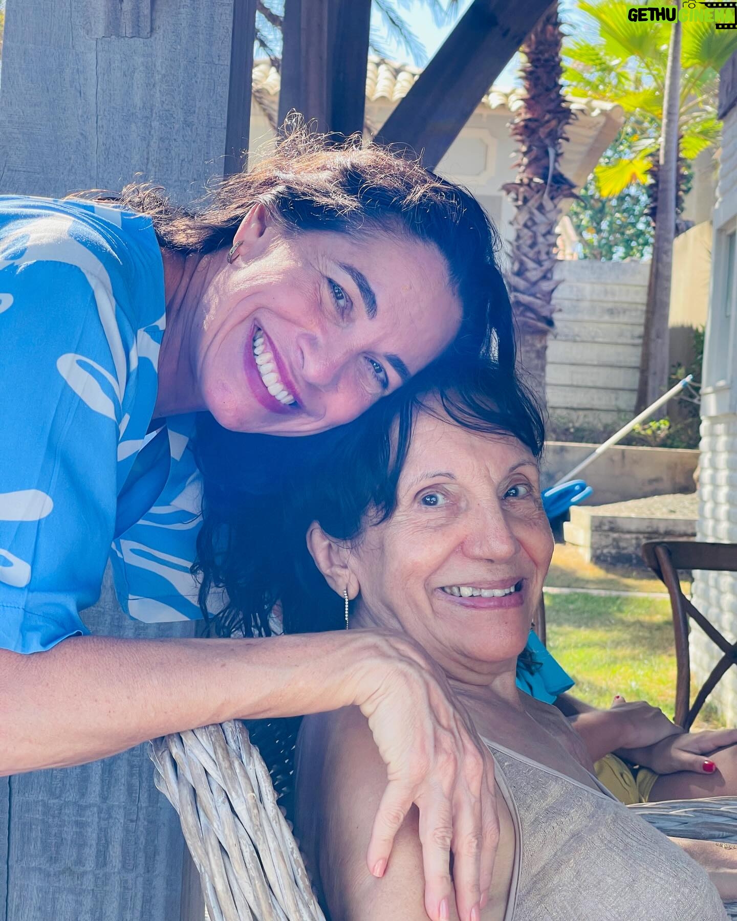 Dani Gondim Instagram - Mamãe sessentou e temos uma nova idosa na família !!!! Viva minha rainha mãe, minha mãe de livros, versos e poesia. minha mãe de prática e teoria. De acolhimento e sabedoria. Viva ela que me inspira e motiva. Eu te amo, mãezinha. Com todo o meu coração.