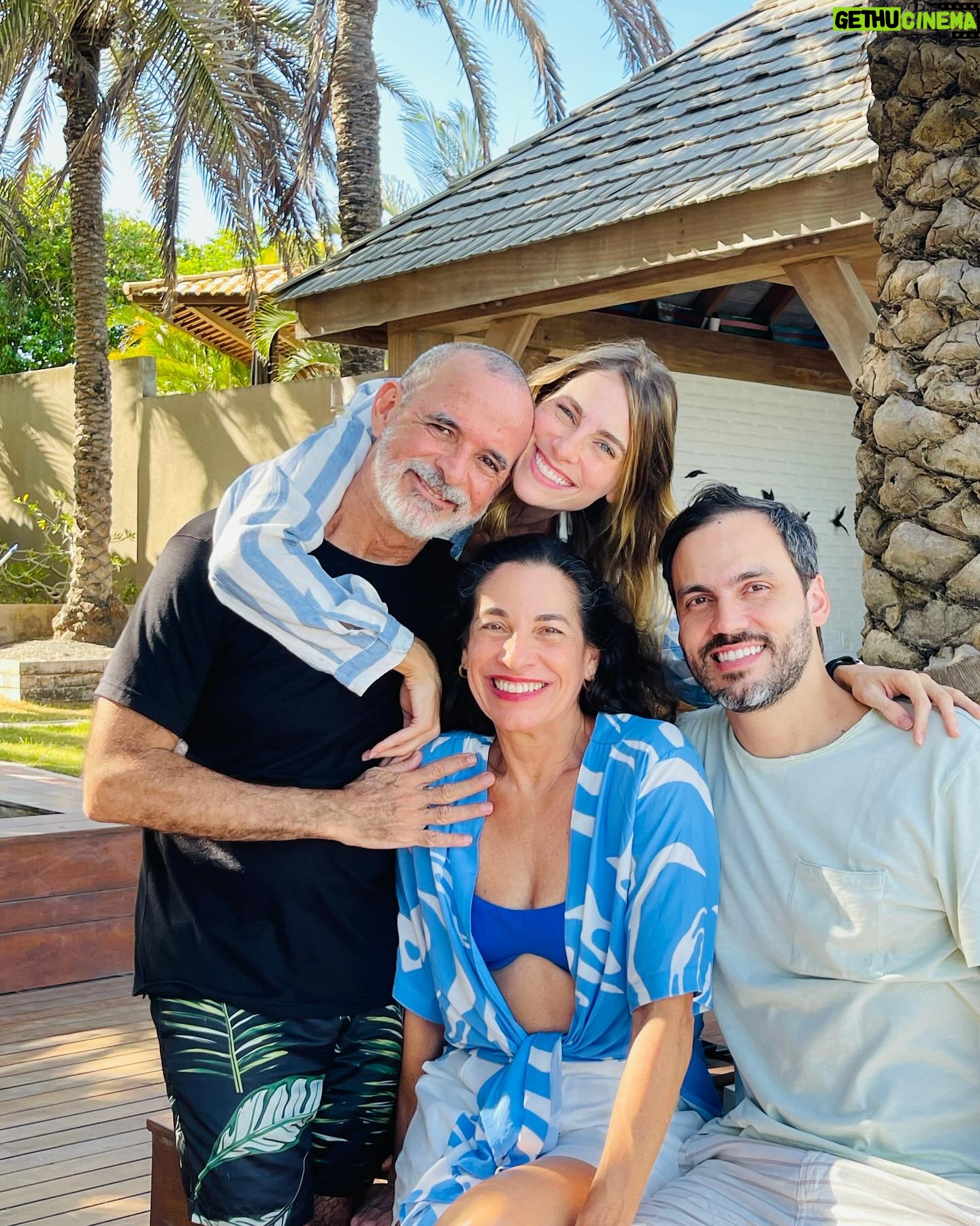 Dani Gondim Instagram - Mamãe sessentou e temos uma nova idosa na família !!!! Viva minha rainha mãe, minha mãe de livros, versos e poesia. minha mãe de prática e teoria. De acolhimento e sabedoria. Viva ela que me inspira e motiva. Eu te amo, mãezinha. Com todo o meu coração.