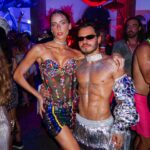 Dani Gondim Instagram - Carnaval é uma verdadeira potência e compartilhar isso com as pessoas que amamos é transformador. Essa semana eu saí na madrugada com minha mãe, todos vestidos de arte cearense para o tão colorido baile da arara, sambamos como se não houvesse amanhã e o tal amanhã chegou sem que a música parasse. Raiamos com o sol seguindo o bloquinho pelas ruas do centro carioca. Sentimos na pele a liberdade e a energia. Foi mágico, é mágico. Gratidão Pedro @pedr01gor , gratidão pela sua capacidade de criar ambientes fluídos, acolhedores e extremamente confortáveis mesmo no meio de uma lotação sem igual. Todos estão ali por algo maior;a arte que une e colore a vida. Brilhamos🦜 Nossos looks cearenses : Eu usando @kallilnepomuceno Mamãe e Chico @negropiche Titu @usetao #bailedaarara #bailedaarara2024 #danigondim
