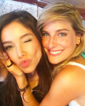 Dani Gondim Instagram - Dia de PRISCILLA 
Minha melhor amiga, 
nossa amizade já é maior de idade 
e que privilégio dela ter você para 
celebrar esse tempo todo de amor. 
Que sorte a minha ter você, 
Pri; inteligente, doce, atenciosa. 
O ser que sempre tenta enxergar o 
lado bom de todo mundo e encontrar 
porquês nas adversidades. 
Quem dera o mundo tivesse mais Pri’s.
Aprendo tanto com você. 
É raro encontrar alguém que 
dê tantas chances ao outro. 
Você nunca dá ponto final sem ouvir, 
acolher e lutar para que sejamos 
uma melhor versão de nós mesmos. 
Minha doce Pucca de fé e esperança. 
Te amo infinitamente. 
Cada vez mais.
@pri_afio ♥