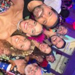 Dani Gondim Instagram - Carnaval é uma verdadeira potência e compartilhar isso com as pessoas que amamos é transformador. Essa semana eu saí na madrugada com minha mãe, todos vestidos de arte cearense para o tão colorido baile da arara, sambamos como se não houvesse amanhã e o tal amanhã chegou sem que a música parasse. Raiamos com o sol seguindo o bloquinho pelas ruas do centro carioca. Sentimos na pele a liberdade e a energia. Foi mágico, é mágico. Gratidão Pedro @pedr01gor , gratidão pela sua capacidade de criar ambientes fluídos, acolhedores e extremamente confortáveis mesmo no meio de uma lotação sem igual. Todos estão ali por algo maior;a arte que une e colore a vida. Brilhamos🦜 Nossos looks cearenses : Eu usando @kallilnepomuceno Mamãe e Chico @negropiche Titu @usetao #bailedaarara #bailedaarara2024 #danigondim