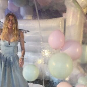 Dani Gondim Instagram - Tu tu tu turuturu babyTube. Queridos, que dias intensos e emocionantes. Um presente estar com vocês celebrando a vida de Lua cercada de tanto cuidado em cada detalhe do evento. Foi impecável. Que a divindade continue abençoando sua família e iluminando seus passos ❤️ @eliezer @viihtube 

Ps: eu estou obcecada. Passo 90% do tempo cantando babytube e os outros 10% eu torço para alguém cantar e eu falar “ o meu nome é Nina, dinossaurinha “ 😂😂❤️❤️❤️

Gratidão @tauaresorts por nos receber tão bem

#babytube #mundosalua