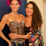 Dani Gondim Instagram - Carnaval é uma verdadeira potência e compartilhar isso com as pessoas que amamos é transformador. Essa semana eu saí na madrugada com minha mãe, todos vestidos de arte cearense para o tão colorido baile da arara, sambamos como se não houvesse amanhã e o tal amanhã chegou sem que a música parasse. Raiamos com o sol seguindo o bloquinho pelas ruas do centro carioca. Sentimos na pele a liberdade e a energia. Foi mágico, é mágico. Gratidão Pedro @pedr01gor , gratidão pela sua capacidade de criar ambientes fluídos, acolhedores e extremamente confortáveis mesmo no meio de uma lotação sem igual. Todos estão ali por algo maior;a arte que une e colore a vida. Brilhamos🦜 Nossos looks cearenses : Eu usando @kallilnepomuceno Mamãe e Chico @negropiche Titu @usetao #bailedaarara #bailedaarara2024 #danigondim