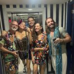Dani Gondim Instagram - Carnaval é uma verdadeira potência e compartilhar isso com as pessoas que amamos é transformador. Essa semana eu saí na madrugada com minha mãe, todos vestidos de arte cearense para o tão colorido baile da arara, sambamos como se não houvesse amanhã e o tal amanhã chegou sem que a música parasse. Raiamos com o sol seguindo o bloquinho pelas ruas do centro carioca. Sentimos na pele a liberdade e a energia. Foi mágico, é mágico. Gratidão Pedro @pedr01gor , gratidão pela sua capacidade de criar ambientes fluídos, acolhedores e extremamente confortáveis mesmo no meio de uma lotação sem igual. Todos estão ali por algo maior;a arte que une e colore a vida. Brilhamos🦜 Nossos looks cearenses : Eu usando @kallilnepomuceno Mamãe e Chico @negropiche Titu @usetao #bailedaarara #bailedaarara2024 #danigondim