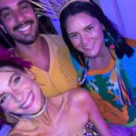 Dani Gondim Instagram - Carnaval é uma verdadeira potência e compartilhar isso com as pessoas que amamos é transformador. Essa semana eu saí na madrugada com minha mãe, todos vestidos de arte cearense para o tão colorido baile da arara, sambamos como se não houvesse amanhã e o tal amanhã chegou sem que a música parasse. Raiamos com o sol seguindo o bloquinho pelas ruas do centro carioca. Sentimos na pele a liberdade e a energia. Foi mágico, é mágico. Gratidão Pedro @pedr01gor , gratidão pela sua capacidade de criar ambientes fluídos, acolhedores e extremamente confortáveis mesmo no meio de uma lotação sem igual. Todos estão ali por algo maior;a arte que une e colore a vida. Brilhamos🦜 Nossos looks cearenses : Eu usando @kallilnepomuceno Mamãe e Chico @negropiche Titu @usetao #bailedaarara #bailedaarara2024 #danigondim