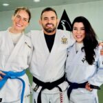Dani Gondim Instagram - Mestre Caju pediu para que, quanto eu estivesse preparada, escrevesse sobre o Jiujitsu na minha vida. Segue aqui o meu relato; Trabalho desde jovem no meio artístico e nem de longe tenho a intenção de participar de torneios. Tinha desejo de entrar em uma escola de jiu-jítsu, mas ,focando na defesa pessoal e buscando melhorar minha claustrofobia. Resumindo ; queria ter mais controle do meu corpo em situações de estresse. Controle da respiração, da dor, da exaustão. Tudo isso eu já fazia no trabalho, mas aí , era trabalho. Queria entender que podia e devia ensinar meu templo a manter a calma durante a tempestade. O que eu não imaginava é que encontraria um processo terapêutico na luta. O jiujitsu é muito mais controle da mente do que do corpo. É estar constantemente atenta ao que o outro te oferece e trabalhar com isso. Um processo que seria de pura empatia se meu objetivo não fosse finalizar o oponente. Ora que dualismo. É estando atenta os que me cerca e me munindo cada vez mais de conhecimento técnico que consigo lidar com o jiu-jítsu, assim como na vida. Pura poesia essa luta; Entre abraços Esmagamentos E assim, repetimos em um constante aprendizado. Gratidão @cajujiujitsu @alliancefortaleza @valreishenrique #danigondim