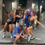 Dani Gondim Instagram - Carnaval é uma verdadeira potência e compartilhar isso com as pessoas que amamos é transformador. Essa semana eu saí na madrugada com minha mãe, todos vestidos de arte cearense para o tão colorido baile da arara, sambamos como se não houvesse amanhã e o tal amanhã chegou sem que a música parasse. Raiamos com o sol seguindo o bloquinho pelas ruas do centro carioca. Sentimos na pele a liberdade e a energia. Foi mágico, é mágico. Gratidão Pedro @pedr01gor , gratidão pela sua capacidade de criar ambientes fluídos, acolhedores e extremamente confortáveis mesmo no meio de uma lotação sem igual. Todos estão ali por algo maior;a arte que une e colore a vida. Brilhamos🦜 Nossos looks cearenses : Eu usando @kallilnepomuceno Mamãe e Chico @negropiche Titu @usetao #bailedaarara #bailedaarara2024 #danigondim
