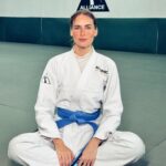 Dani Gondim Instagram - Mestre Caju pediu para que, quanto eu estivesse preparada, escrevesse sobre o Jiujitsu na minha vida. Segue aqui o meu relato; Trabalho desde jovem no meio artístico e nem de longe tenho a intenção de participar de torneios. Tinha desejo de entrar em uma escola de jiu-jítsu, mas ,focando na defesa pessoal e buscando melhorar minha claustrofobia. Resumindo ; queria ter mais controle do meu corpo em situações de estresse. Controle da respiração, da dor, da exaustão. Tudo isso eu já fazia no trabalho, mas aí , era trabalho. Queria entender que podia e devia ensinar meu templo a manter a calma durante a tempestade. O que eu não imaginava é que encontraria um processo terapêutico na luta. O jiujitsu é muito mais controle da mente do que do corpo. É estar constantemente atenta ao que o outro te oferece e trabalhar com isso. Um processo que seria de pura empatia se meu objetivo não fosse finalizar o oponente. Ora que dualismo. É estando atenta os que me cerca e me munindo cada vez mais de conhecimento técnico que consigo lidar com o jiu-jítsu, assim como na vida. Pura poesia essa luta; Entre abraços Esmagamentos E assim, repetimos em um constante aprendizado. Gratidão @cajujiujitsu @alliancefortaleza @valreishenrique #danigondim