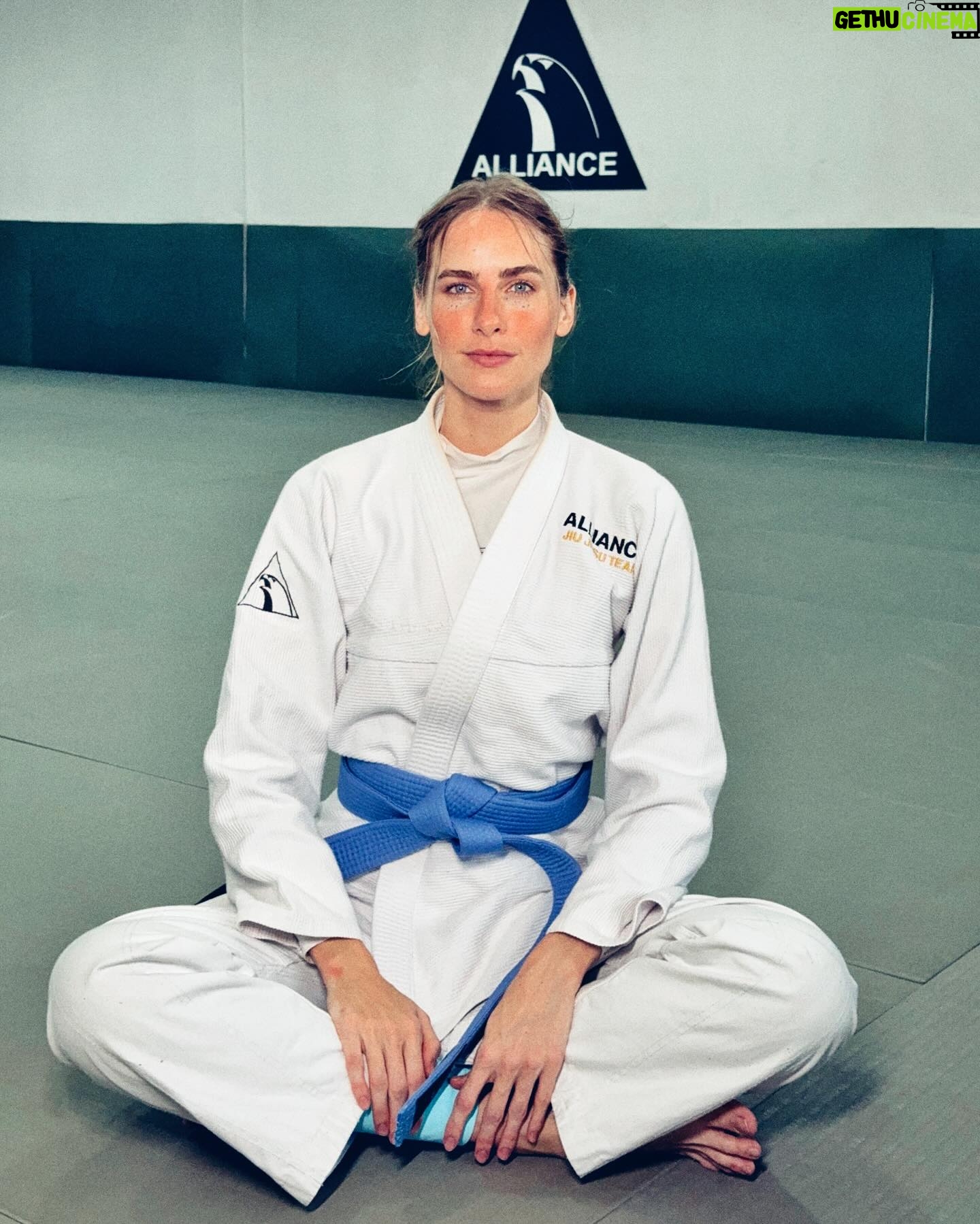 Dani Gondim Instagram - Mestre Caju pediu para que, quanto eu estivesse preparada, escrevesse sobre o Jiujitsu na minha vida. Segue aqui o meu relato; Trabalho desde jovem no meio artístico e nem de longe tenho a intenção de participar de torneios. Tinha desejo de entrar em uma escola de jiu-jítsu, mas ,focando na defesa pessoal e buscando melhorar minha claustrofobia. Resumindo ; queria ter mais controle do meu corpo em situações de estresse. Controle da respiração, da dor, da exaustão. Tudo isso eu já fazia no trabalho, mas aí , era trabalho. Queria entender que podia e devia ensinar meu templo a manter a calma durante a tempestade. O que eu não imaginava é que encontraria um processo terapêutico na luta. O jiujitsu é muito mais controle da mente do que do corpo. É estar constantemente atenta ao que o outro te oferece e trabalhar com isso. Um processo que seria de pura empatia se meu objetivo não fosse finalizar o oponente. Ora que dualismo. É estando atenta os que me cerca e me munindo cada vez mais de conhecimento técnico que consigo lidar com o jiu-jítsu, assim como na vida. Pura poesia essa luta; Entre abraços Esmagamentos E assim, repetimos em um constante aprendizado. Gratidão @cajujiujitsu @alliancefortaleza @valreishenrique #danigondim