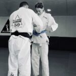 Dani Gondim Instagram - Mestre Caju pediu para que, quanto eu estivesse preparada, escrevesse sobre o Jiujitsu na minha vida. Segue aqui o meu relato; Trabalho desde jovem no meio artístico e nem de longe tenho a intenção de participar de torneios. Tinha desejo de entrar em uma escola de jiu-jítsu, mas ,focando na defesa pessoal e buscando melhorar minha claustrofobia. Resumindo ; queria ter mais controle do meu corpo em situações de estresse. Controle da respiração, da dor, da exaustão. Tudo isso eu já fazia no trabalho, mas aí , era trabalho. Queria entender que podia e devia ensinar meu templo a manter a calma durante a tempestade. O que eu não imaginava é que encontraria um processo terapêutico na luta. O jiujitsu é muito mais controle da mente do que do corpo. É estar constantemente atenta ao que o outro te oferece e trabalhar com isso. Um processo que seria de pura empatia se meu objetivo não fosse finalizar o oponente. Ora que dualismo. É estando atenta os que me cerca e me munindo cada vez mais de conhecimento técnico que consigo lidar com o jiu-jítsu, assim como na vida. Pura poesia essa luta; Entre abraços Esmagamentos E assim, repetimos em um constante aprendizado. Gratidão @cajujiujitsu @alliancefortaleza @valreishenrique #danigondim