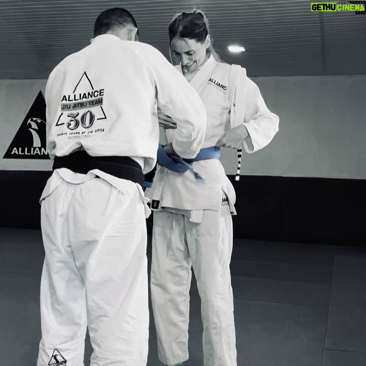Dani Gondim Instagram - Mestre Caju pediu para que, quanto eu estivesse preparada, escrevesse sobre o Jiujitsu na minha vida. Segue aqui o meu relato; Trabalho desde jovem no meio artístico e nem de longe tenho a intenção de participar de torneios. Tinha desejo de entrar em uma escola de jiu-jítsu, mas ,focando na defesa pessoal e buscando melhorar minha claustrofobia. Resumindo ; queria ter mais controle do meu corpo em situações de estresse. Controle da respiração, da dor, da exaustão. Tudo isso eu já fazia no trabalho, mas aí , era trabalho. Queria entender que podia e devia ensinar meu templo a manter a calma durante a tempestade. O que eu não imaginava é que encontraria um processo terapêutico na luta. O jiujitsu é muito mais controle da mente do que do corpo. É estar constantemente atenta ao que o outro te oferece e trabalhar com isso. Um processo que seria de pura empatia se meu objetivo não fosse finalizar o oponente. Ora que dualismo. É estando atenta os que me cerca e me munindo cada vez mais de conhecimento técnico que consigo lidar com o jiu-jítsu, assim como na vida. Pura poesia essa luta; Entre abraços Esmagamentos E assim, repetimos em um constante aprendizado. Gratidão @cajujiujitsu @alliancefortaleza @valreishenrique #danigondim